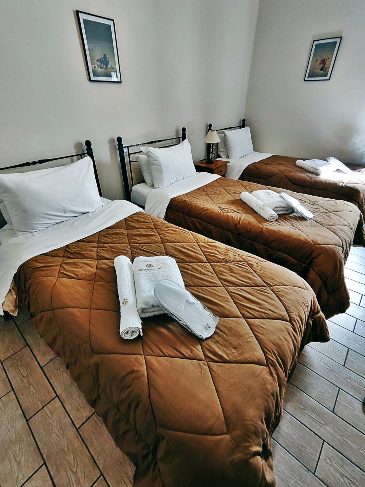 Central 9 Rooms Ermoupoli Quarto foto